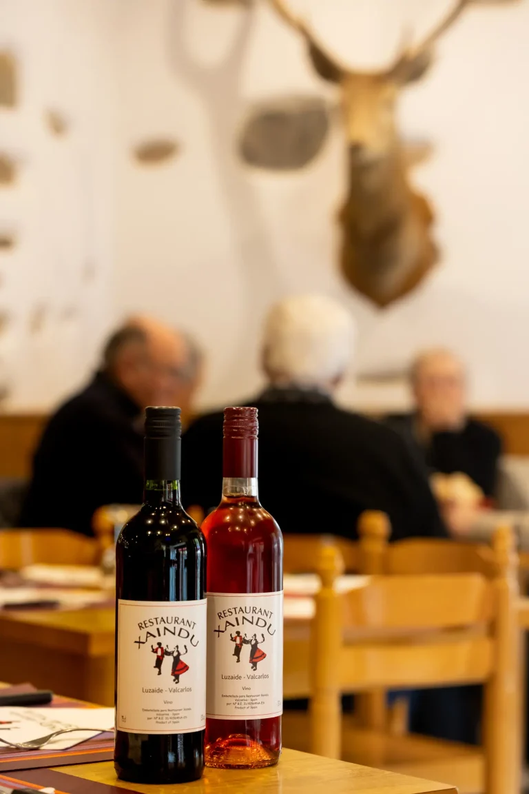 Bouteilles de vins au restaurant Xaindu Pyys Basque